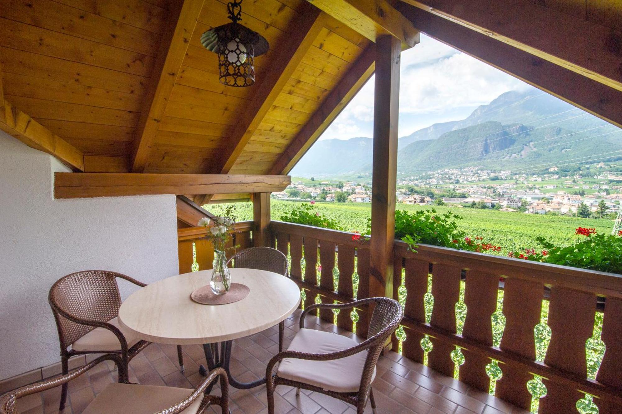 Marolhof Apartment Cornaiano Bagian luar foto